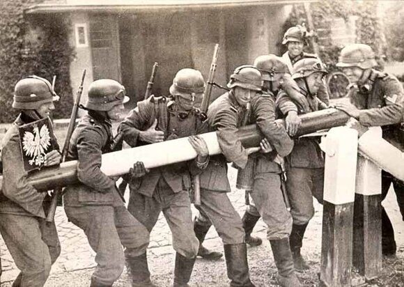 Гитлеровские солдаты сносят польский пограничный шлакбаум